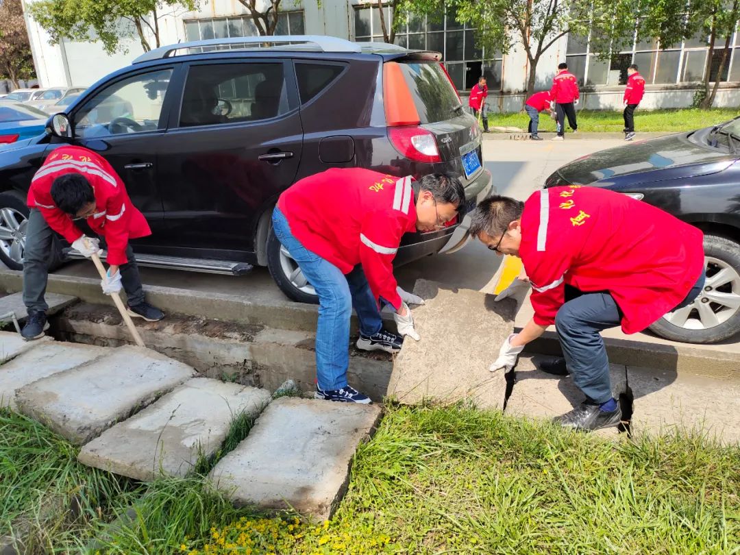化機公司組織全員開展義務勞動(圖1) 化機公司組織全員開展義務勞動(圖1)