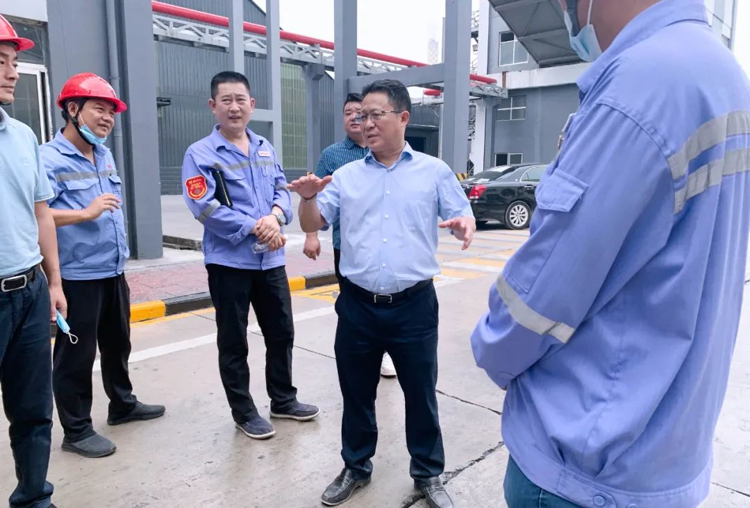 王大真一行到股份公司、化機(jī)公司現(xiàn)場(chǎng)辦公(圖1) 圖片