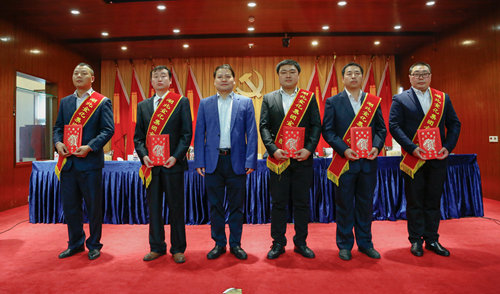 宜化集團召開2019年慶祝“五一”國際勞動節(jié)暨表彰大會(圖7) 宜化集團召開2019年慶祝“五一”國際勞動節(jié)暨表彰大會(圖7)