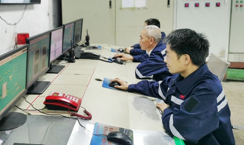 上下同心合力攻堅(jiān) 股份公司小籽煤制氣項(xiàng)目運(yùn)行平穩(wěn)(圖1) 上下同心合力攻堅(jiān) 股份公司小籽煤制氣項(xiàng)目運(yùn)行平穩(wěn)(圖1)