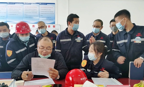 新疆宜化氯堿分廠氯乙烯三班、合成二班榮獲準東開發區安全標準化示范班組稱號(圖3)