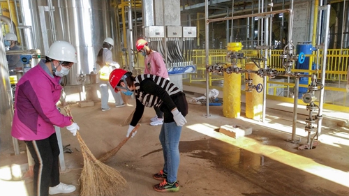 感受工程氛圍參與工程建設 集團總部機關干部到新材料公司現場勞動(圖2)