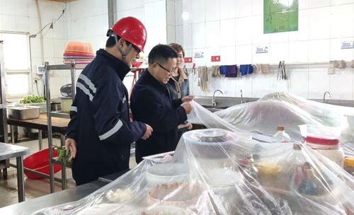 王大真除夕到松滋肥業和楚星公司走訪慰問(圖1) 王大真除夕到松滋肥業和楚星公司走訪慰問(圖1)