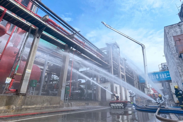 這場危化實(shí)戰(zhàn)應(yīng)急演練在股份公司舉行(圖1)