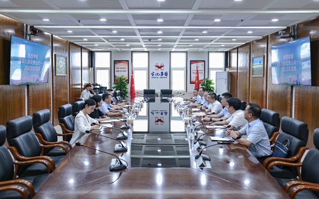 農(nóng)行湖北省分行黨委書記、行長厲文世一行到訪宜化集團(tuán)(圖1)