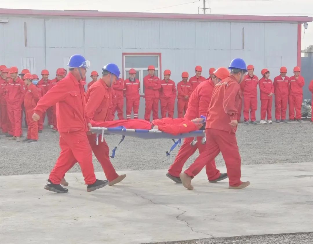 新疆項目部開展火災(zāi)事故專項預(yù)案應(yīng)急救援演練(圖2) 新疆項目部開展火災(zāi)事故專項預(yù)案應(yīng)急救援演練(圖2)