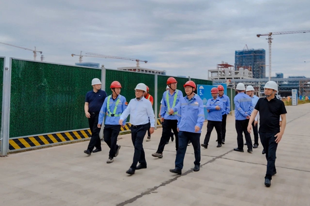 王大真帶隊走訪慰問一線干部職工(圖1) 王大真帶隊走訪慰問一線干部職工(圖1)