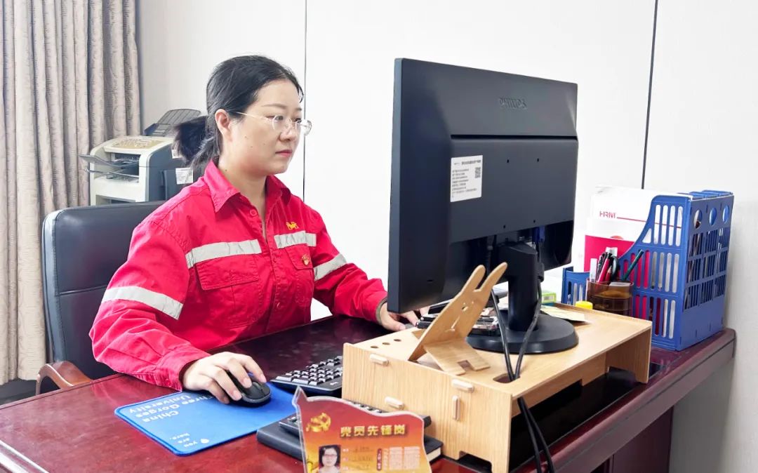 【宜化榜樣】化機(jī)公司牛艷嬌:恪盡職守勇?lián)?dāng),廉潔自律揚(yáng)清風(fēng)(圖3) 【宜化榜樣】化機(jī)公司牛艷嬌:恪盡職守勇?lián)?dāng),廉潔自律揚(yáng)清風(fēng)(圖3)