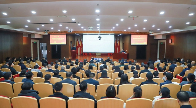 宜化集團黨委理論學習中心組開展集中學習(圖1)