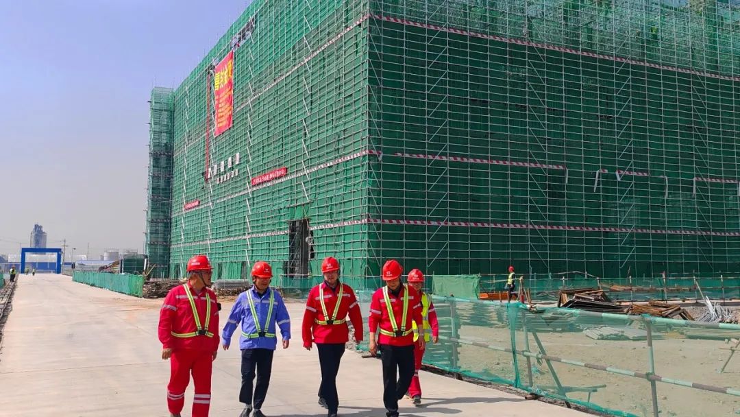 化機(jī)公司黨委書記、董事長(zhǎng)、總經(jīng)理?xiàng)钪袧傻絻?nèi)蒙季戊四醇項(xiàng)目現(xiàn)場(chǎng)辦公(圖2)