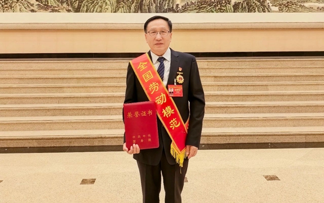 祝賀！新疆宜化礦業(yè)龐建將榮獲全國勞動(dòng)模范(圖1)