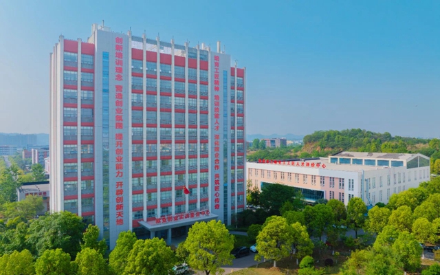 宜化職業培訓中心榮獲“湖北五一勞動獎狀”(圖1) 宜化職業培訓中心榮獲“湖北五一勞動獎狀”(圖1)