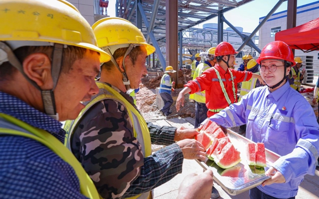 酷暑送清涼,關懷沁人心!宜化田家河園區全力保障職工高溫作業安全(圖1) 酷暑送清涼,關懷沁人心!宜化田家河園區全力保障職工高溫作業安全(圖1)