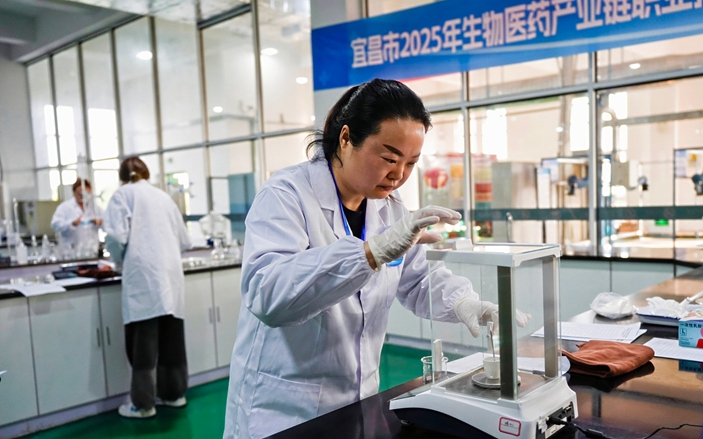 以賽礪精兵技強展風(fēng)采!宜化集團在2025年“藥谷杯”職業(yè)技能競賽中斬獲佳績(圖1) 以賽礪精兵技強展風(fēng)采!宜化集團在2025年“藥谷杯”職業(yè)技能競賽中斬獲佳績(圖1)