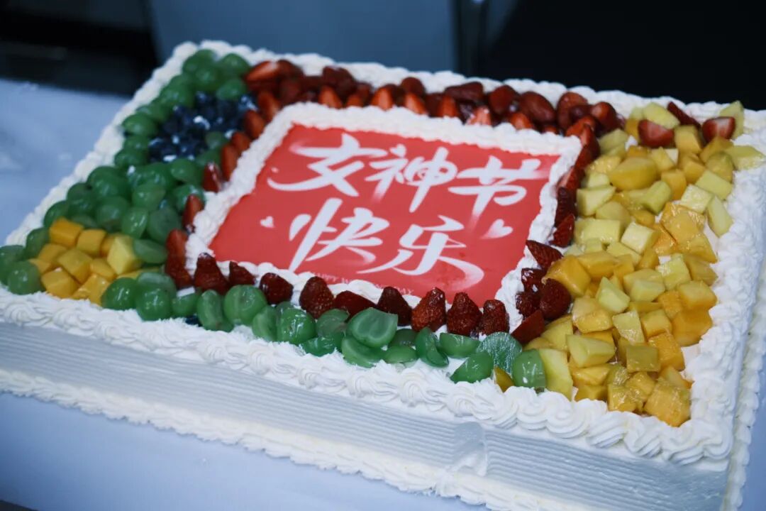 巾幗綻芳華 甜蜜致女神，宜化化機開展“三八”婦女節蛋糕DIY活動(圖4)