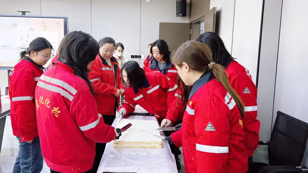巾幗綻芳華 甜蜜致女神，宜化化機開展“三八”婦女節蛋糕DIY活動(圖5)