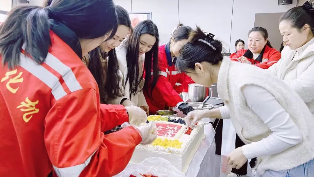 巾幗綻芳華 甜蜜致女神，宜化化機開展“三八”婦女節蛋糕DIY活動(圖6)