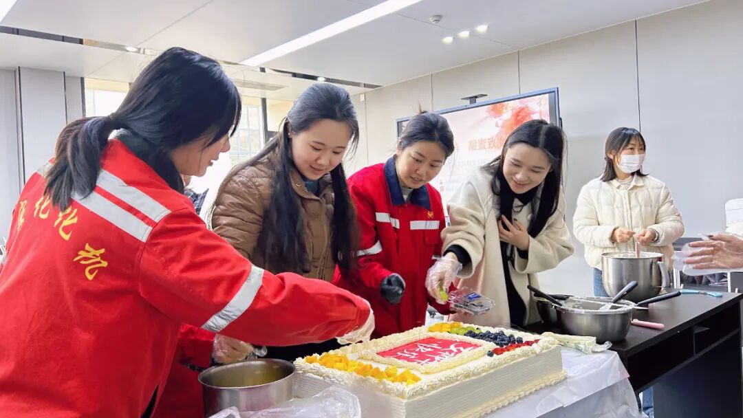 巾幗綻芳華 甜蜜致女神，宜化化機開展“三八”婦女節蛋糕DIY活動(圖7)